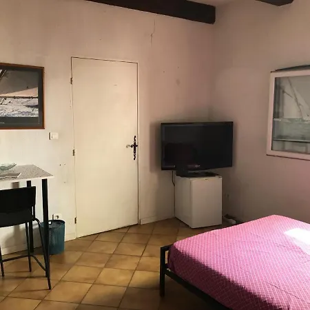 Climatisee Avec Sdb Privee Dans Avec Piscine Ouverte D'avril A Mi Octobre Guest house Marseille